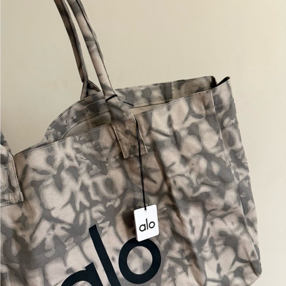 ALO Yoga Cream and Gray Camouflage Tote bag display picture 3